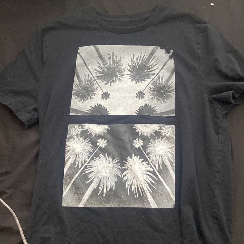 Black t shirt with gracias palm trees